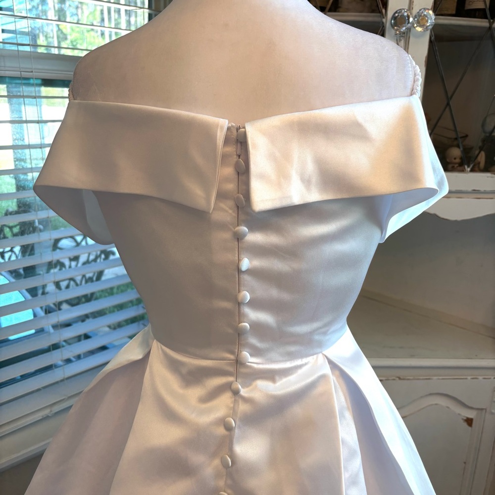 NEW Elegant White Wedding Dress, Satin Wedding Dress, Strapless, NWOT Size LG/12 - Picture 7 of 14
